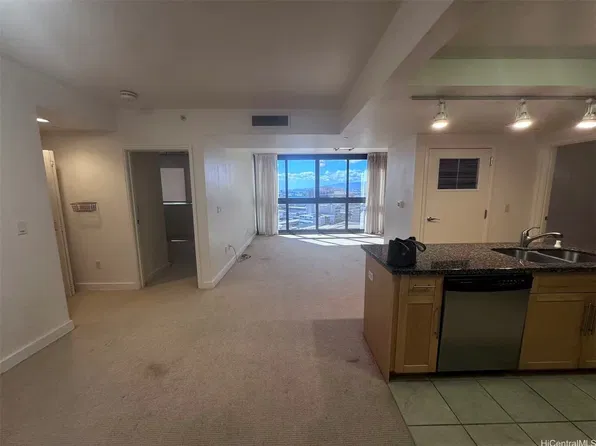 600 Queen St APT 1508, Honolulu, HI 96813