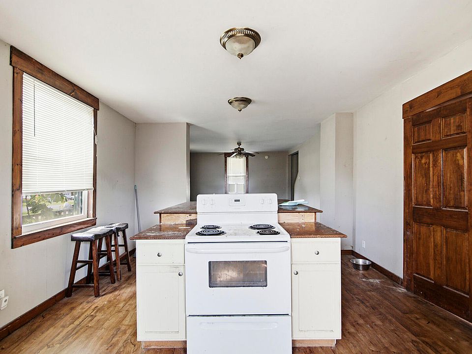 10th image of 103 E Stone St