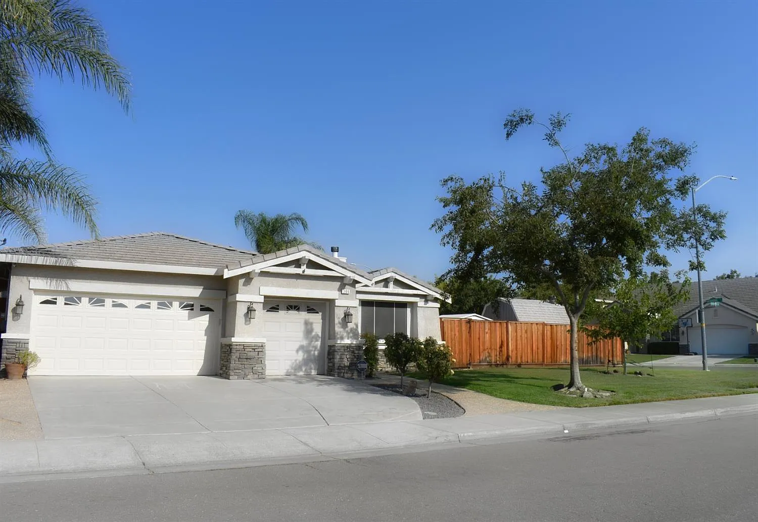 744 Mount Rushmore Ave photo 1