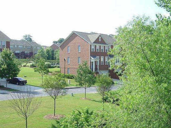 2nd image of 2565 Bridlewood Ln SE