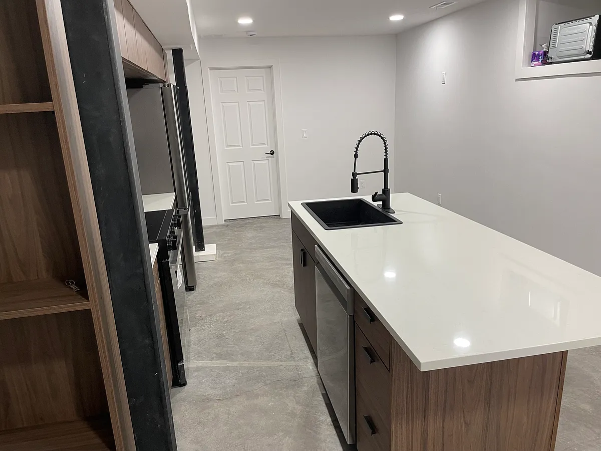 Building Photo - 450 E 700 S