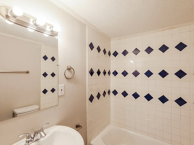 1852835_024_main_bathroom_13100518.jpg