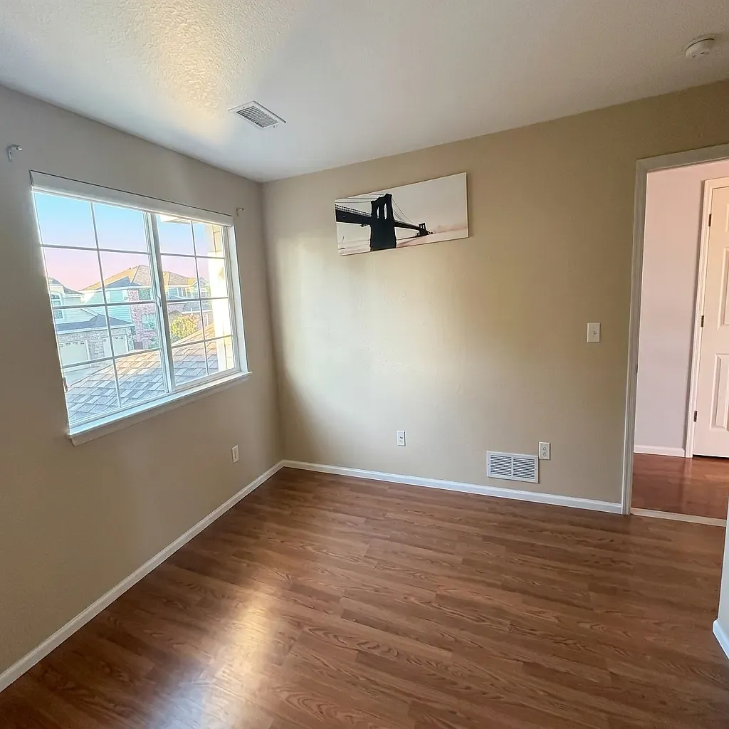 9 bed, 3982 sqft, $755 — Photo 2