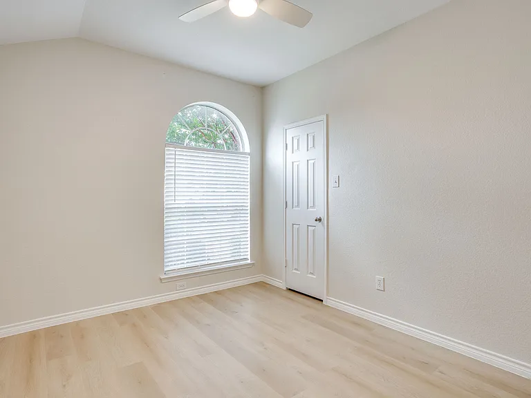 213 Carriage Dr — Photo 5