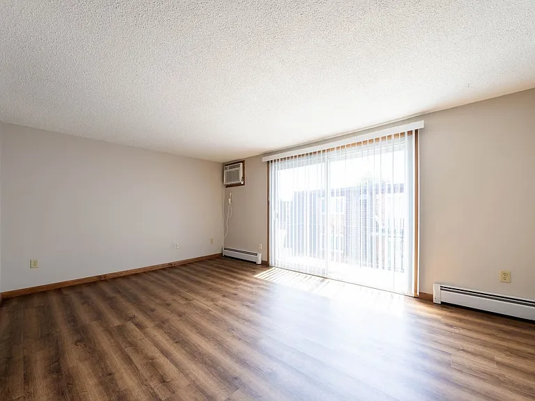 Camelot Village Apartments — Photo 37