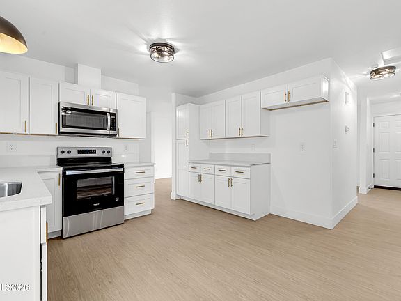 2nd image of 2560 Valmar Pl