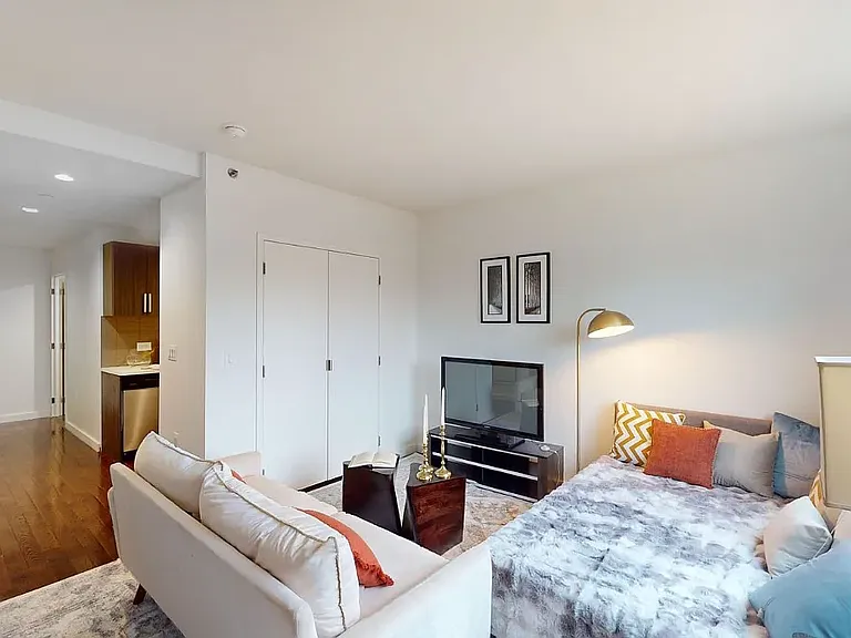 12-15 Broadway #611 — Photo 3
