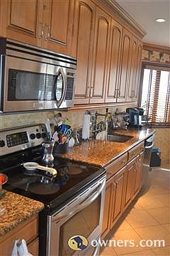 Upgraded kitchen w/SS appliances, granite countertops