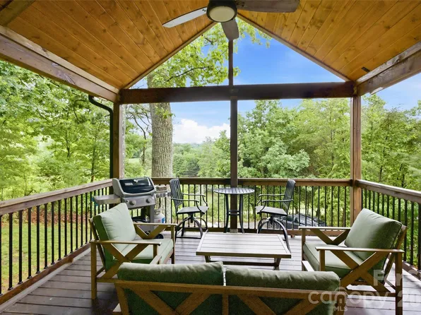 211 Wimbledon Ct, Leicester, NC 28748