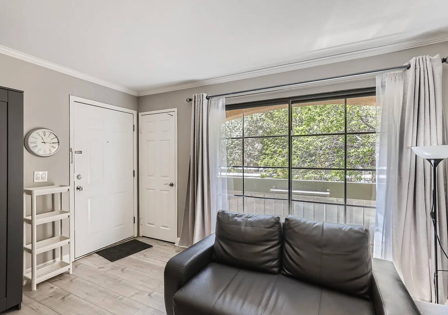 Move In Special: Half Off First Month's Rent If Lease Signed By August 31st. - Stunning Fully Fur... — Photo 3