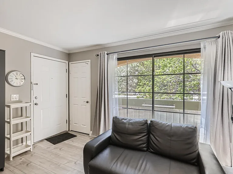 5146 S Jones Blvd #207 — Photo 3