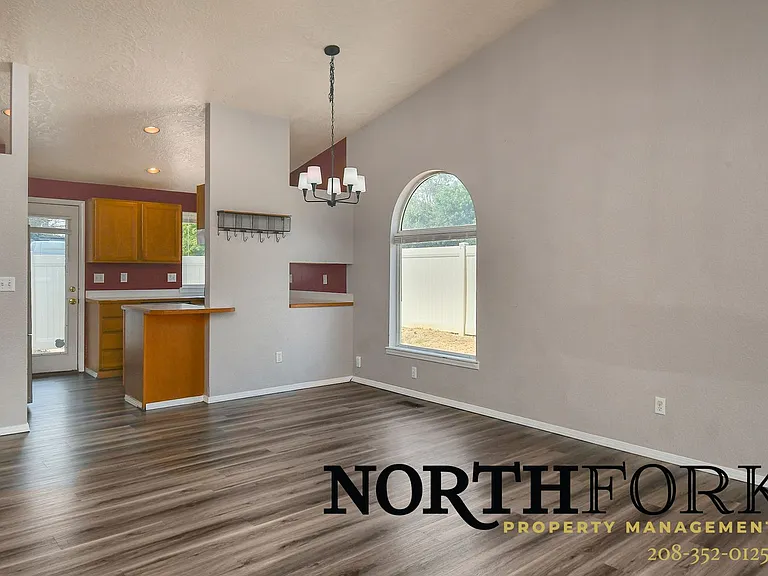 1421 S Michigan Ln — Photo 3