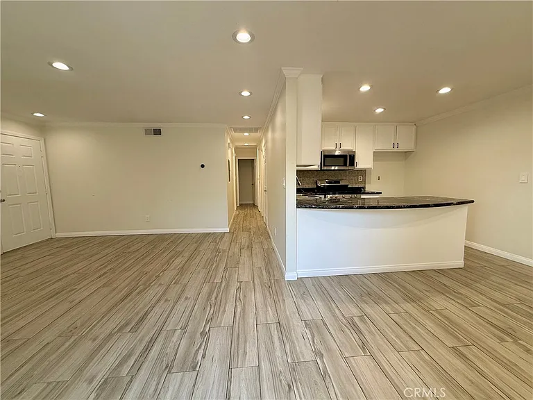 19230 Hamlin St — Photo 33