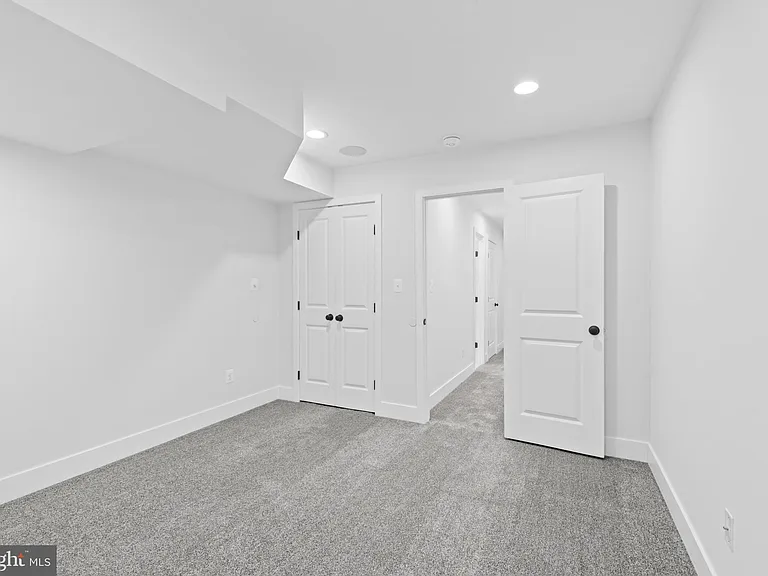 1434 Marshall St — Photo 28