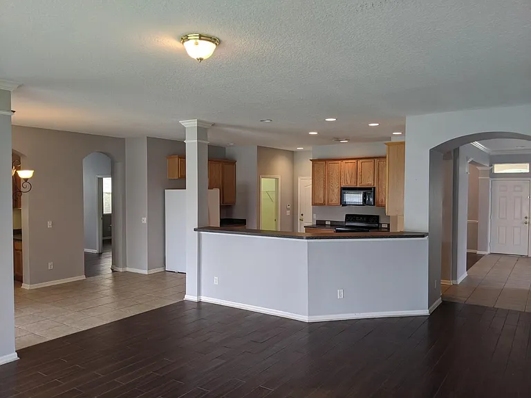 750 Lake Cove Pointe Cir — Photo 14