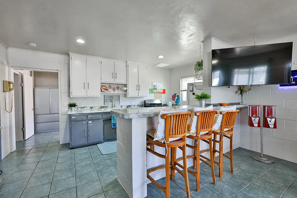 2 bed, 1.0 bath, $5,100 — Photo 3