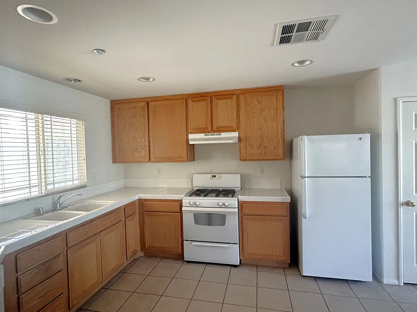 6278 Beth Page Dr Fontana 92336 (3 Bed / 2.5 Bath) — Photo 4