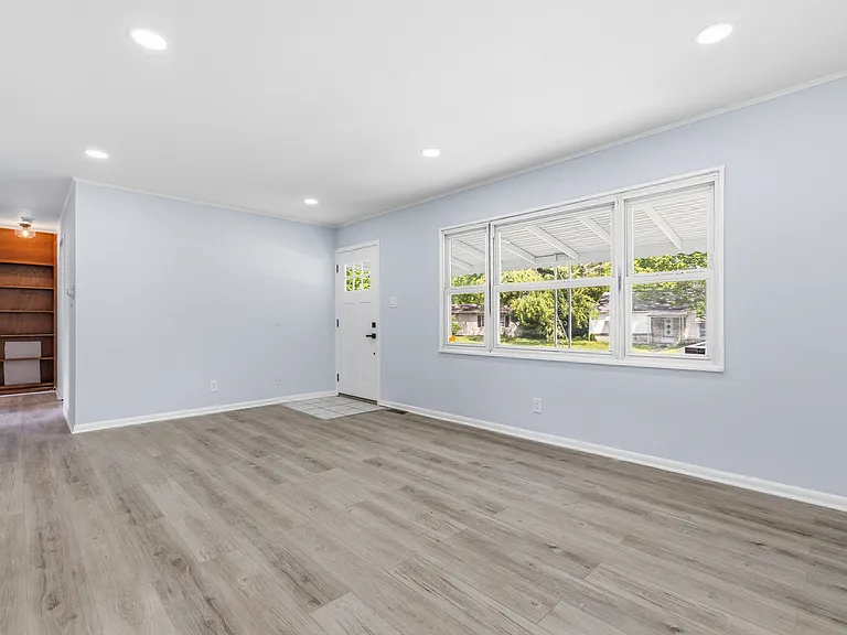 1441 W Lynn Dr — Photo 5
