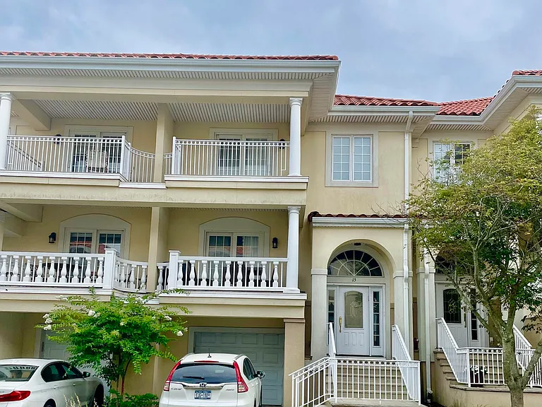 15 Riviera Dr — Photo 2