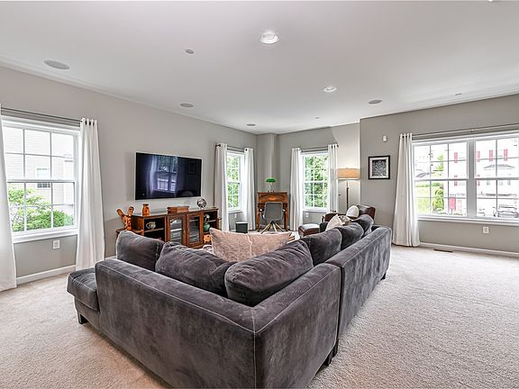 4th image of 691 Freedom Dr