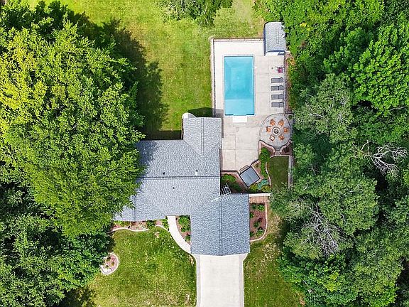 4th image of 1555 Thompson Rd