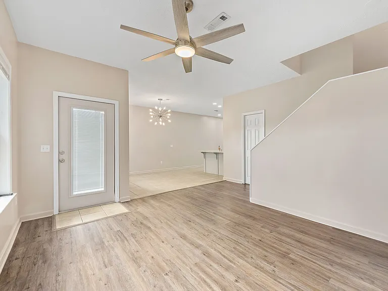 33 Courtyard Way — Photo 10