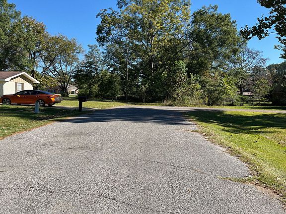 4th image of 1404 Camelia Dr