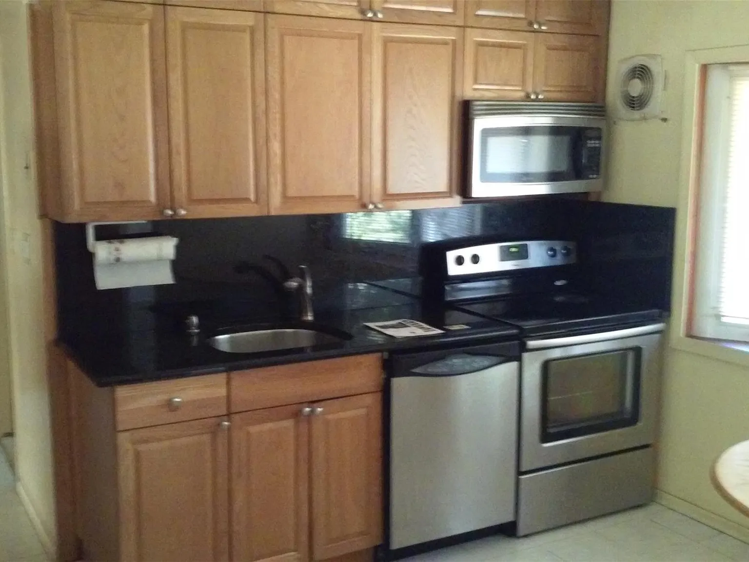 4 bed, 2.0 bath, 1400 sqft, $4,500 — Photo 2