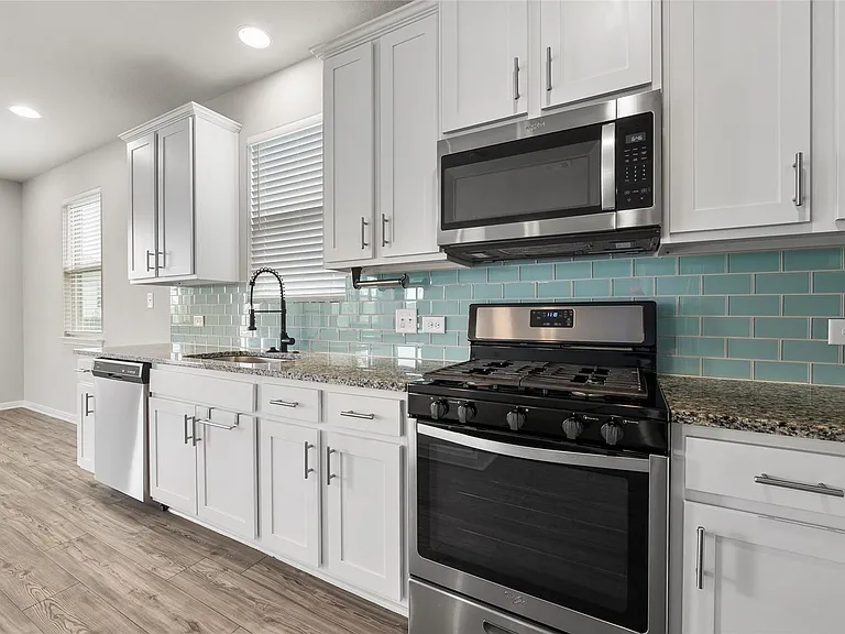 101 Lambert St — Photo 12