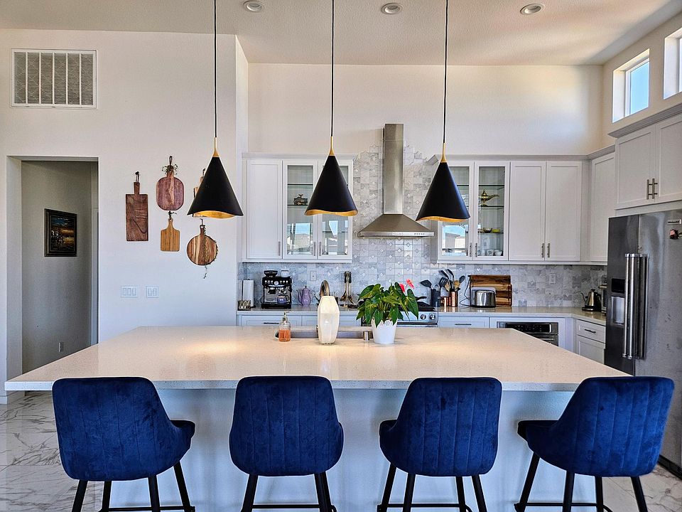 Designer Kitchen. Open concept lay out. Large island.