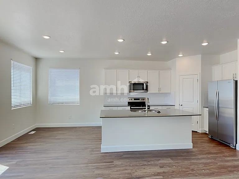 2184 E Silverado Ln — Photo 4