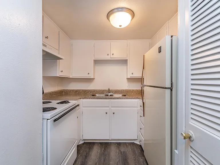 Wilshire Manor — Photo 14