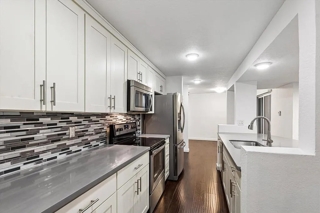 3710 26th PL W - 1 bedroom — Photo 3