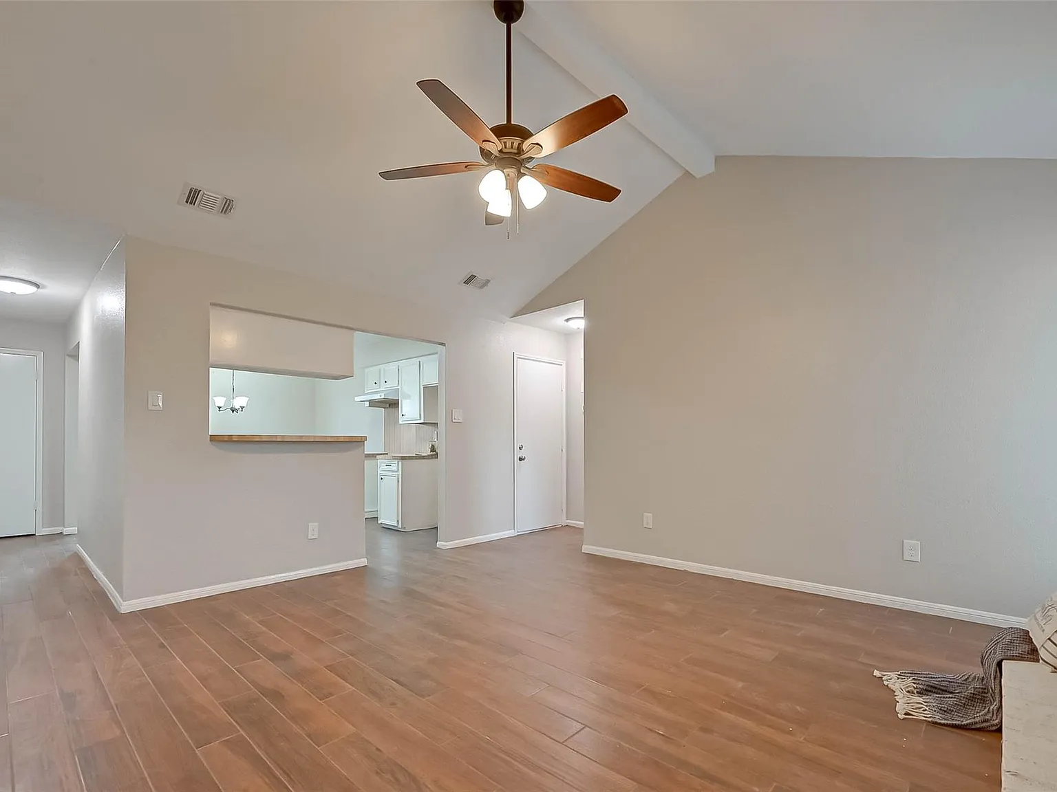 3 bed, 2.0 bath, 1158 sqft, $1,700 — Photo 2