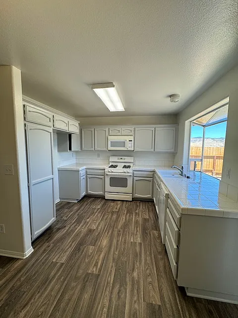 3 bed, 1203 sqft, $2,020 — Photo 3