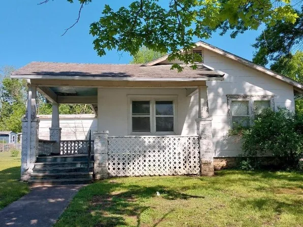 812 S Main St, Clinton, MO 64735