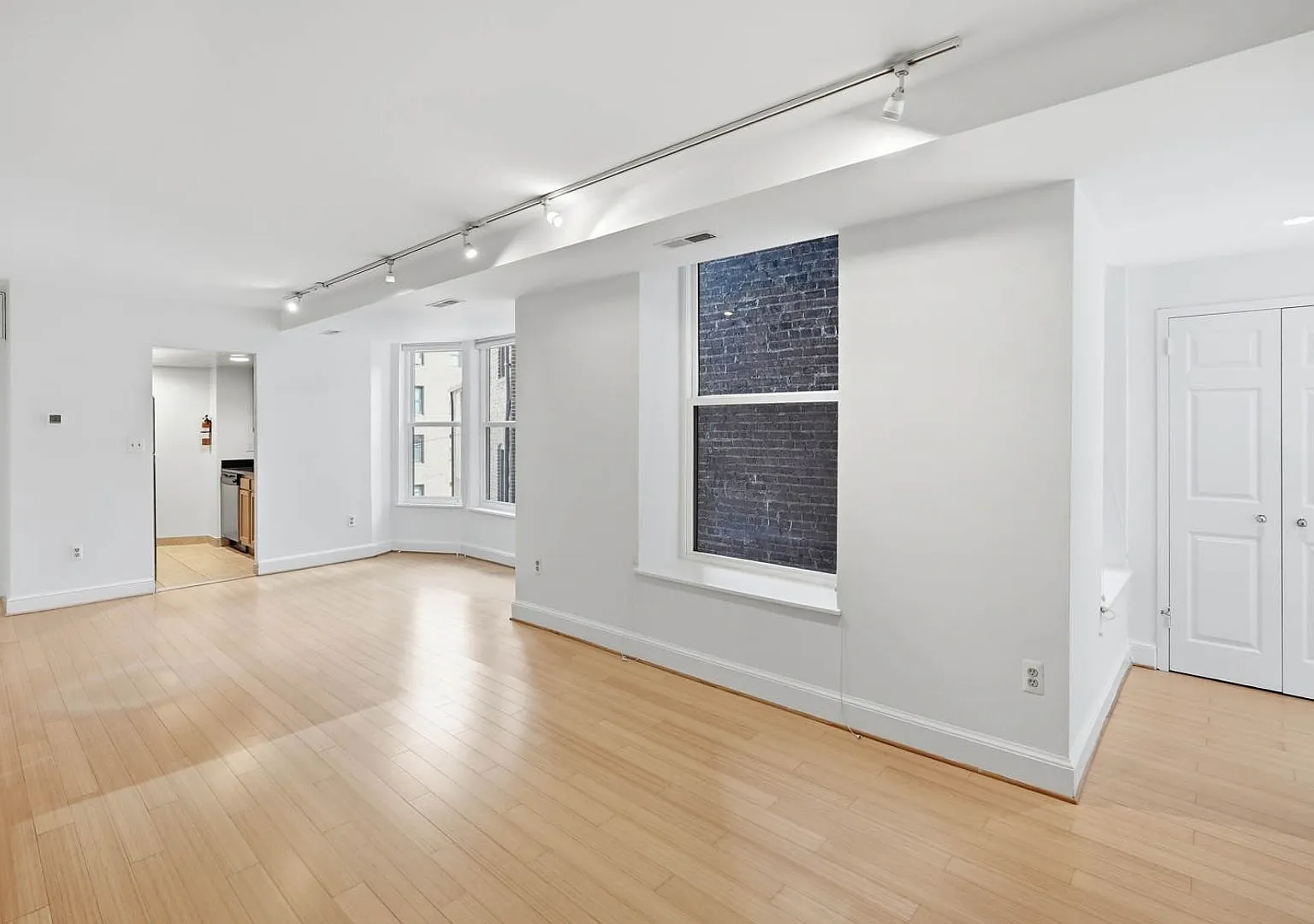 Logan Circle Condo | 1 Bed | 1 Bath | 750 Sf — Photo 3