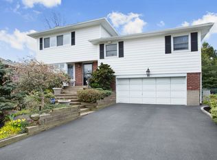 81 Winthrop Rd, Plainview, NY 11803