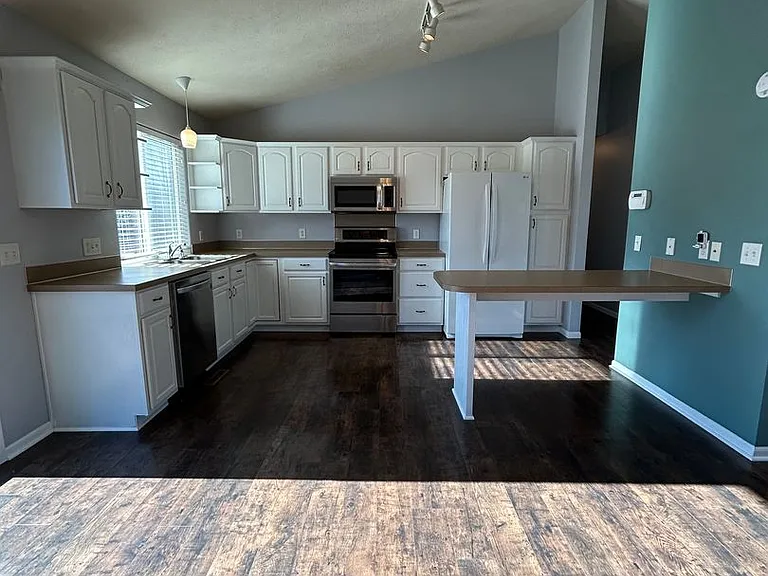 817 Lake Vista Dr — Photo 6