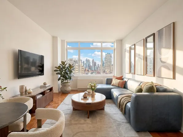 350 W 43rd St APT 2E, New York, NY 10036