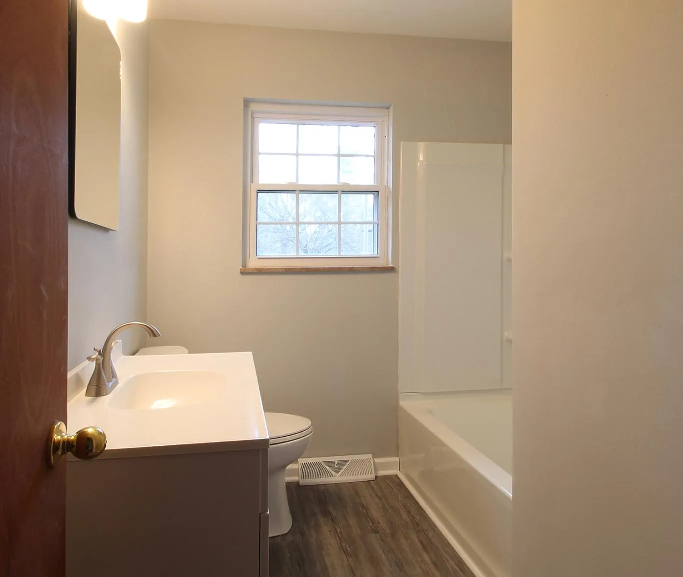 4 bed, 2.5 bath, 2127 sqft, $2,200 — Photo 2