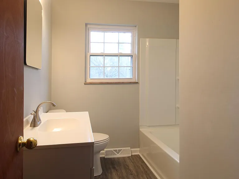 7101 Rollins Rd — Photo 2