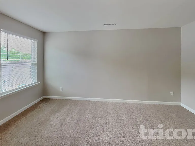 923 Avondale Dr — Photo 6