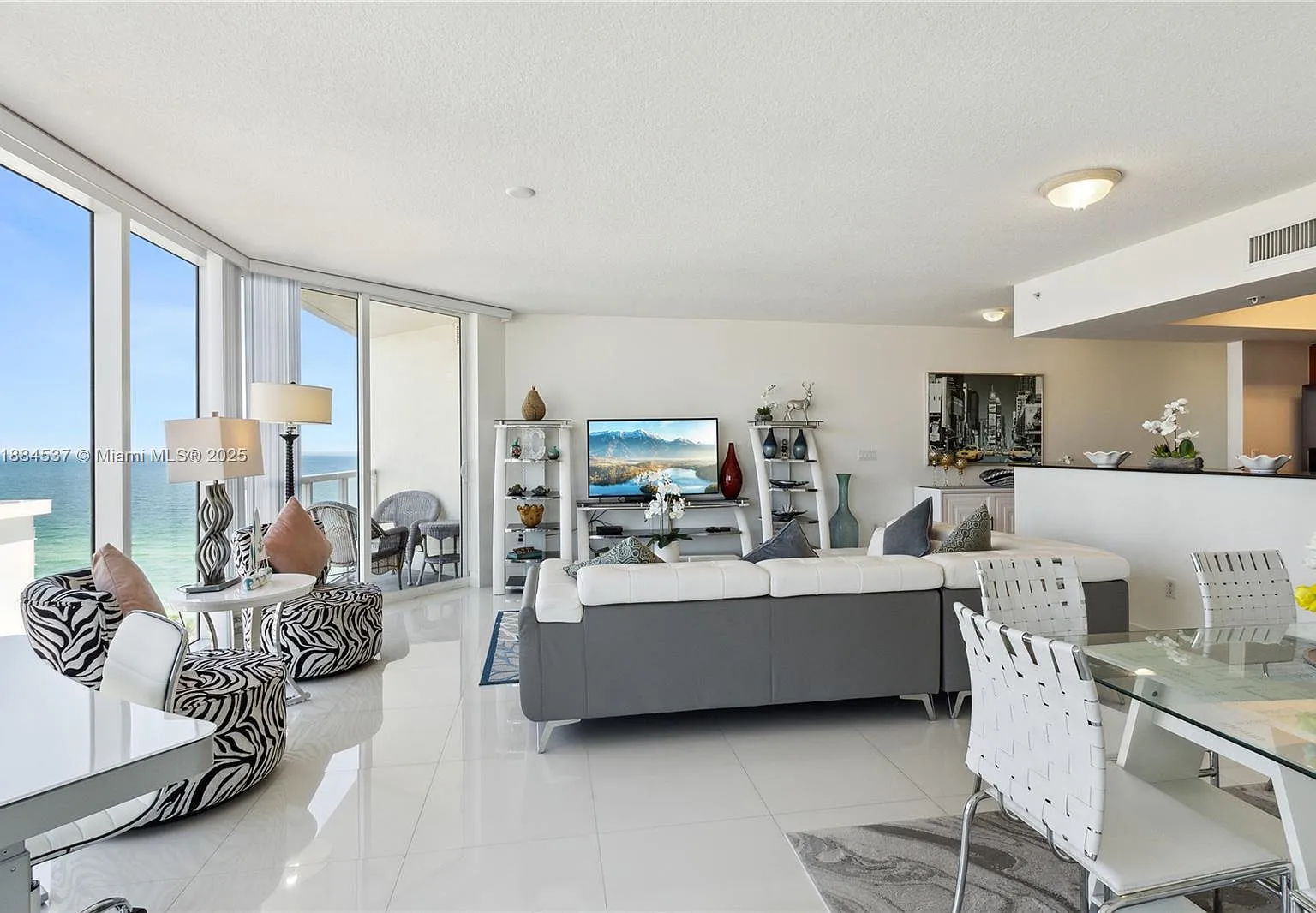 La Perla Condo — Photo 4