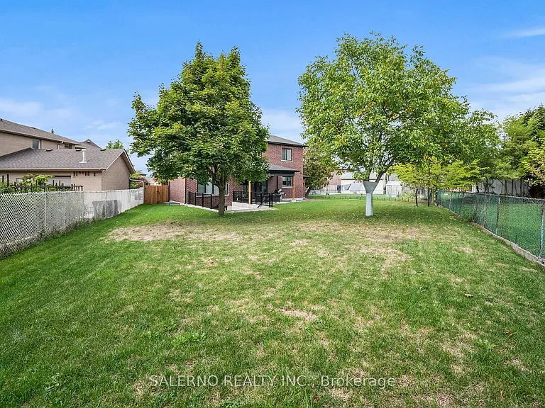 11 Compton Cres — Photo 45
