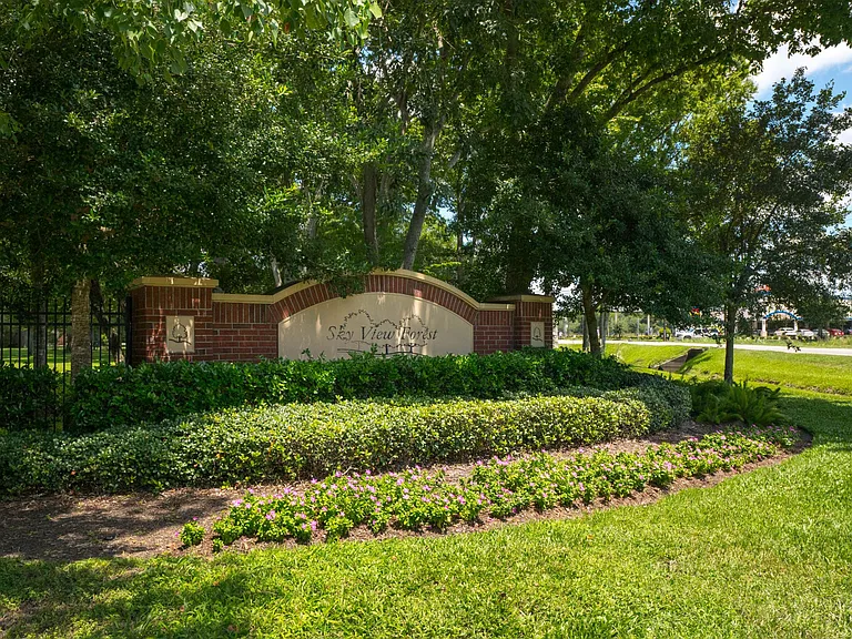 Minutes from Med Center and Pearland