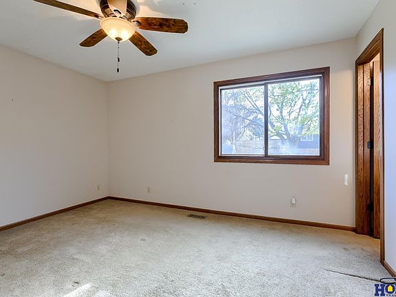 2nd image of 833 W Leon Dr