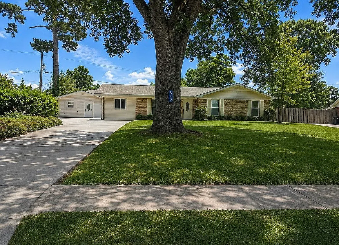 5 bed, 2000 sqft, $2,800 — Photo 1