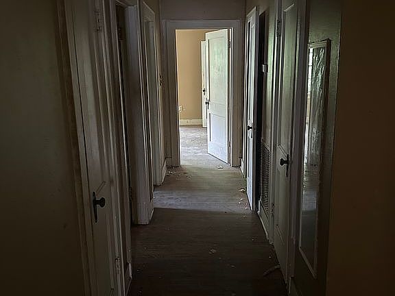 5th image of 913 W Calhoun