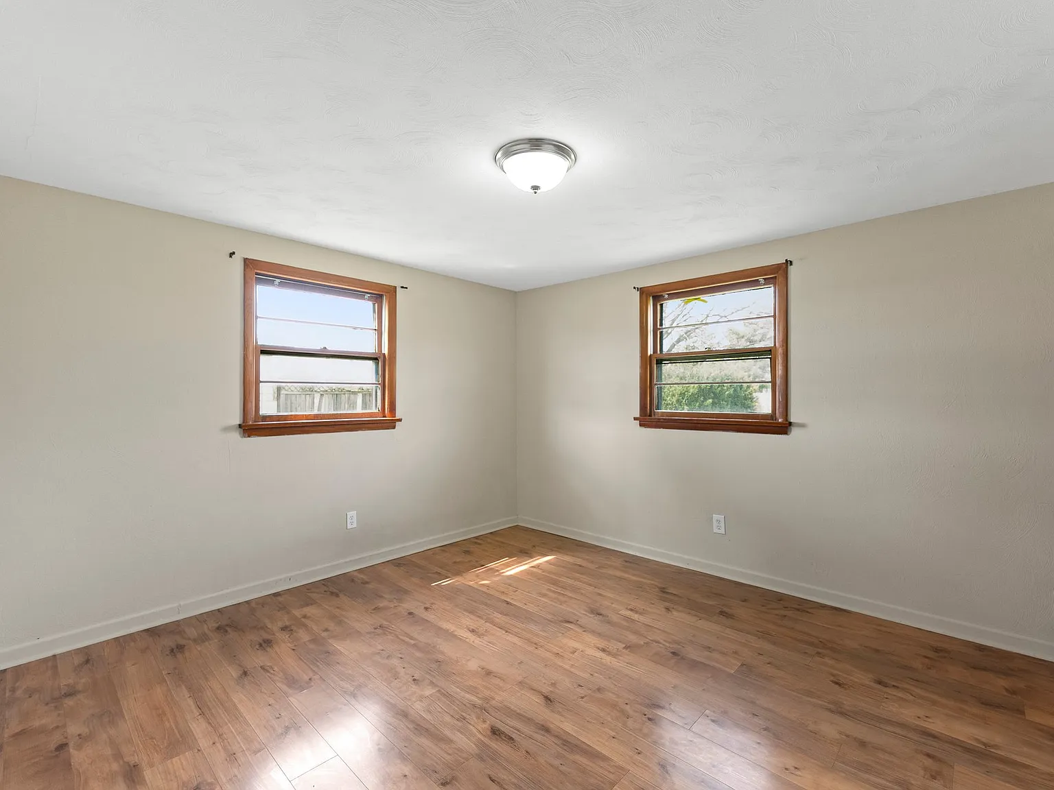 1602 W Dupont Rd — Photo 2